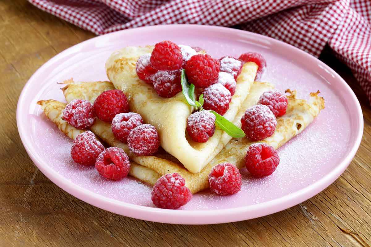 Crepes dolci farcite con lamponi