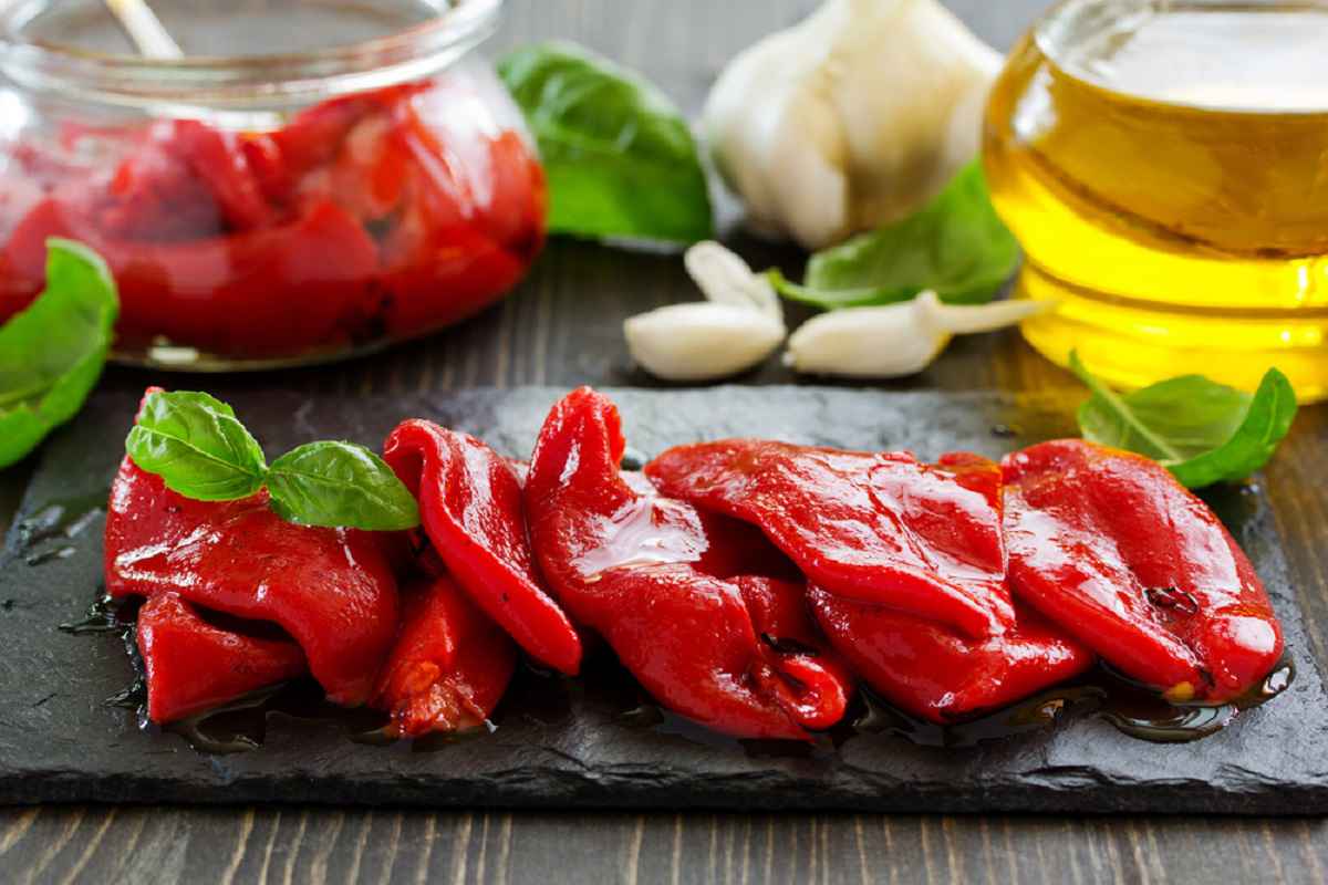 Peperoni sott'olio fatti in casa: ricetta facile e tante varianti | Buttalapasta