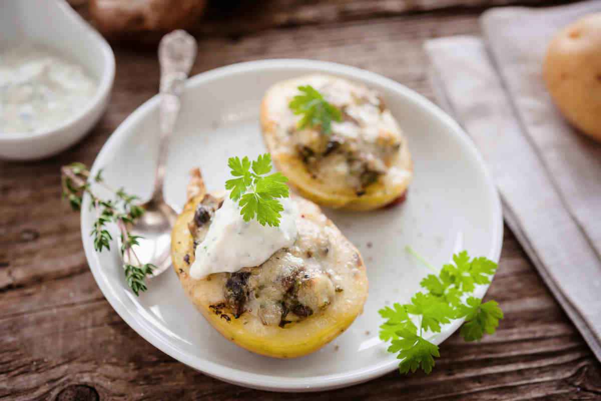 piatto con patate ripiene di funghi porcini