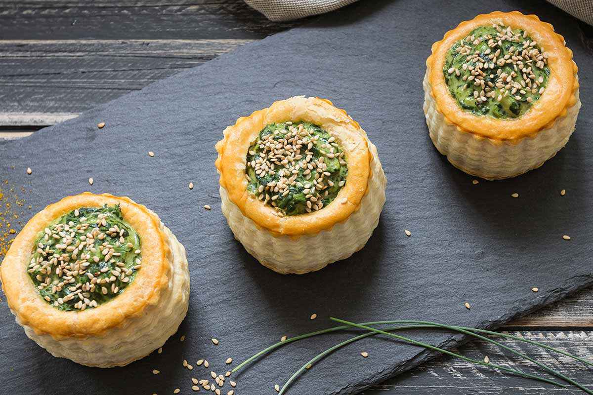 Vassoio in ardesia nero con sopra tre vol-au-vent con crema di fagiolini