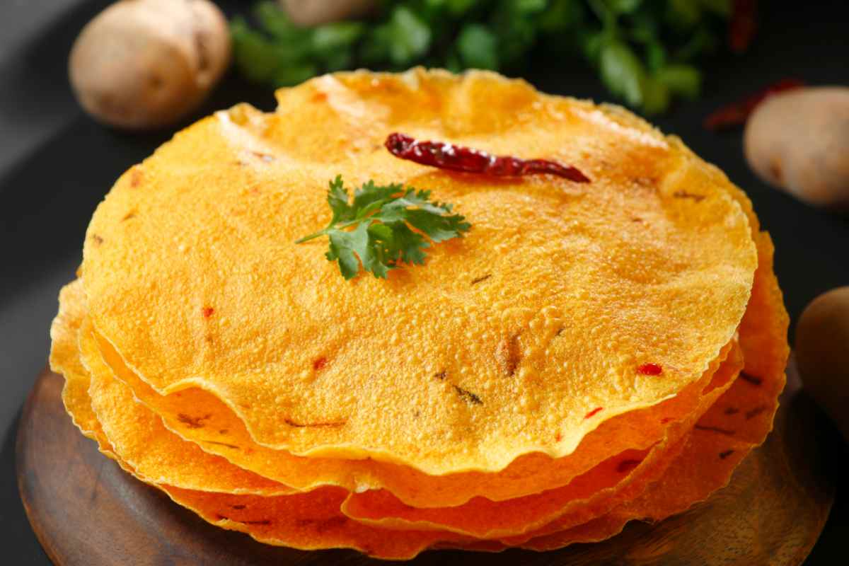 vari dischi di papad indiano su un tagliere