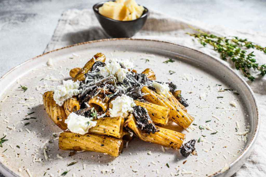 primi piatti sfiziosi porzione di rigatoni al tartufo