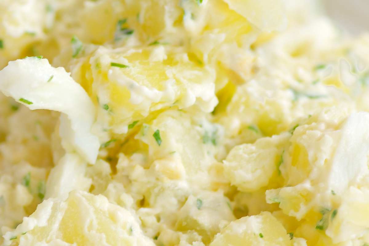 Insalata di patate alla menta in un piatto vista da vicino