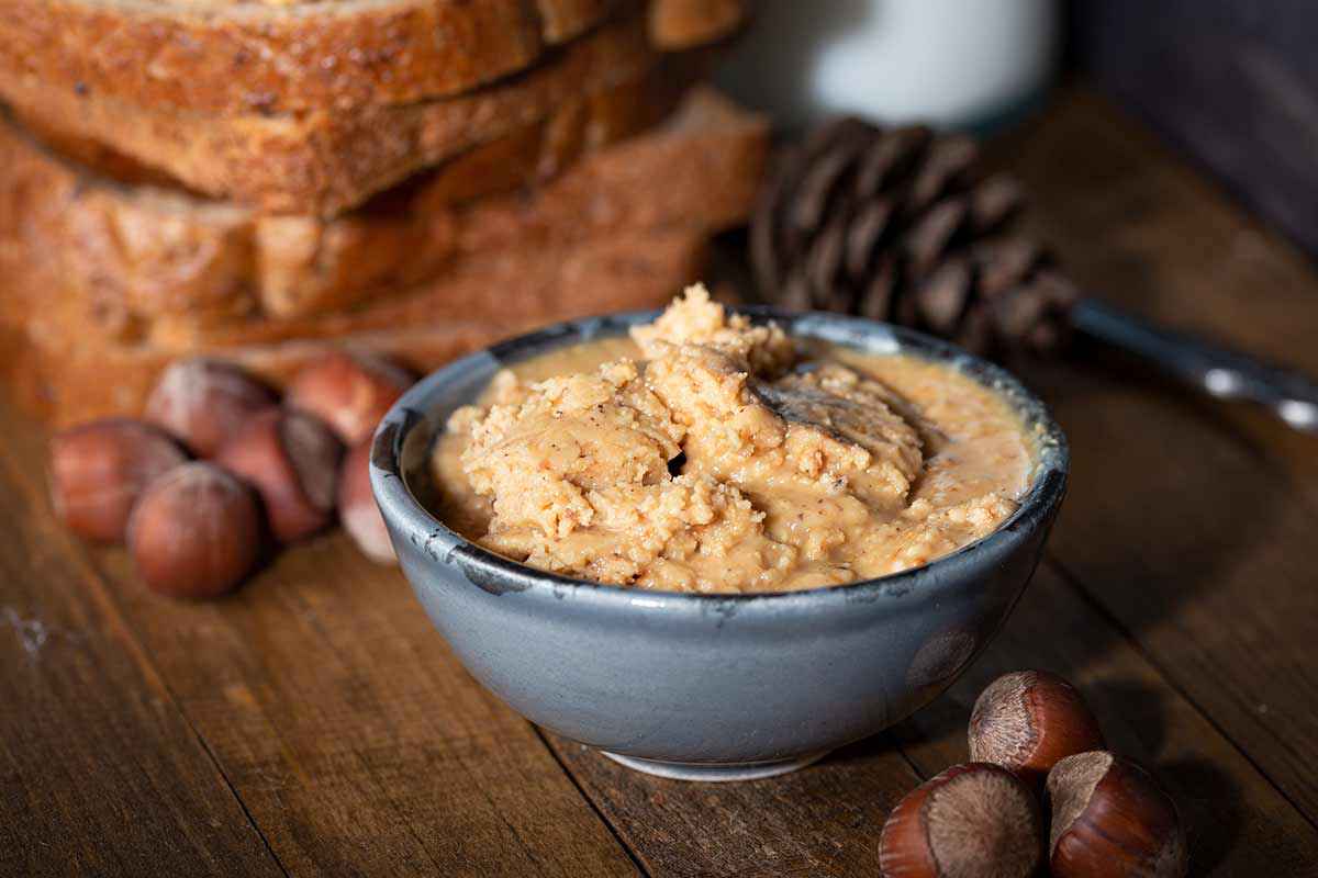 Ciotolina grigia con dentro una crema alle nocciole fatta in casa