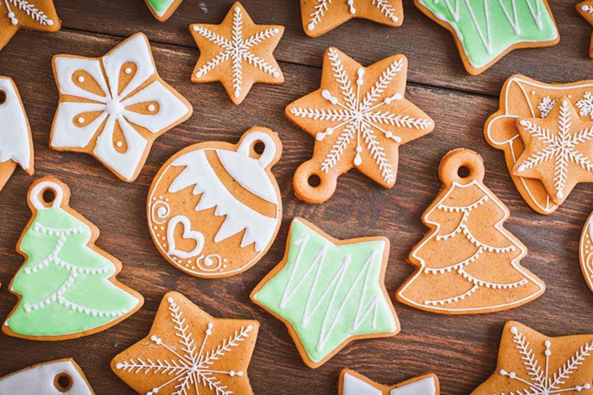 Dolce del giorno: i biscotti di Natale da appendere all’albero