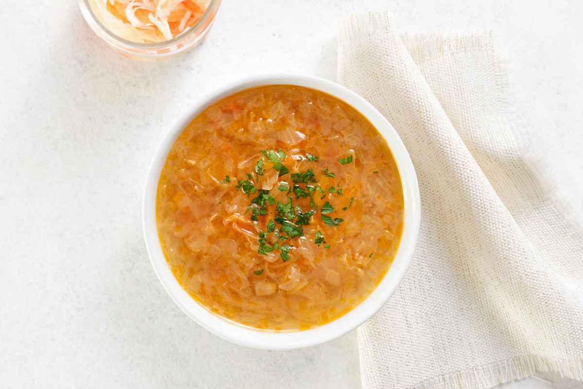 tazza con brodo di crauti e pomodoro