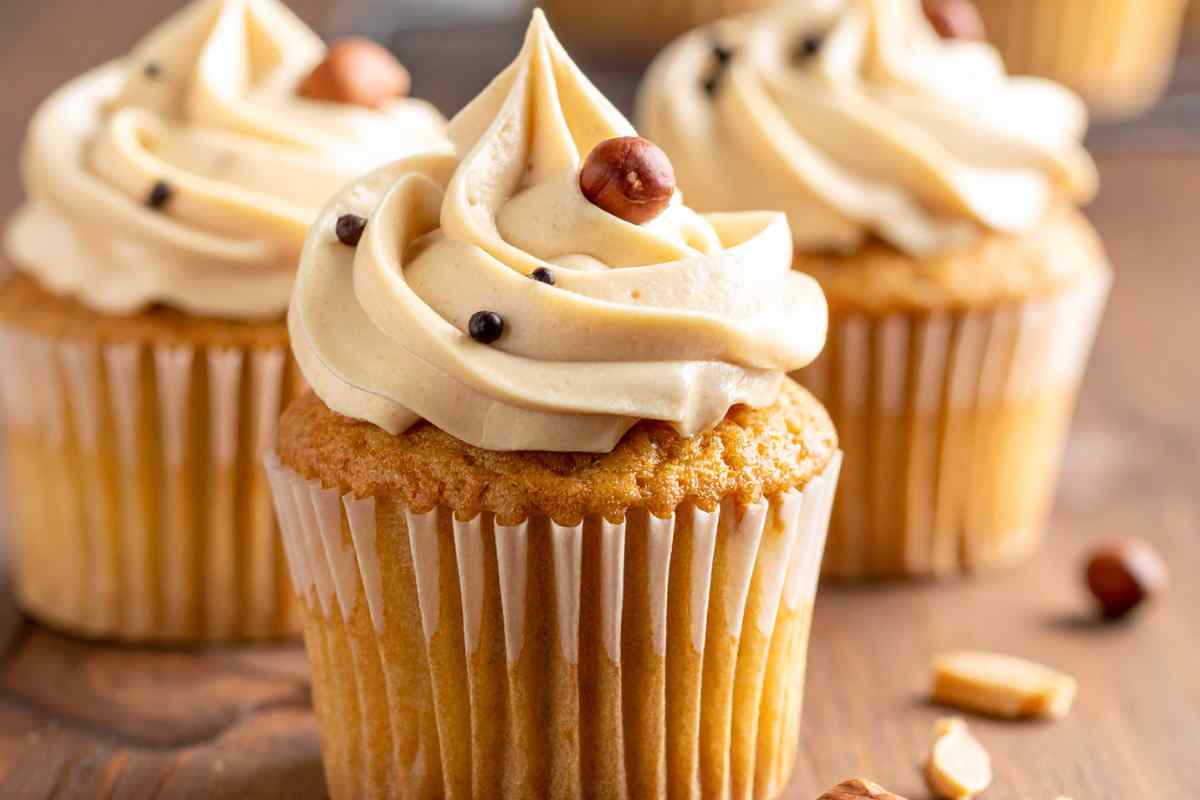 vari cupcake alla nocciola sul tavolo