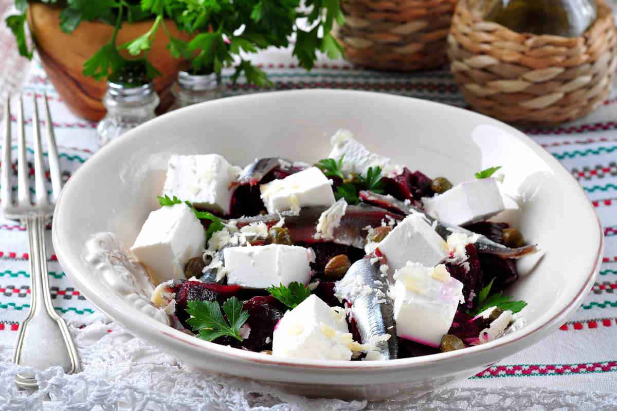 piatto conbarbabietole rosse con capperi e acciughe