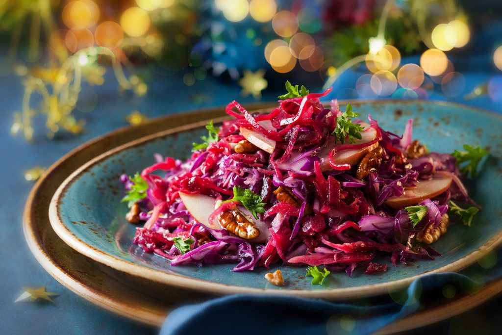 insalata di cavolo rosso con mele e noci