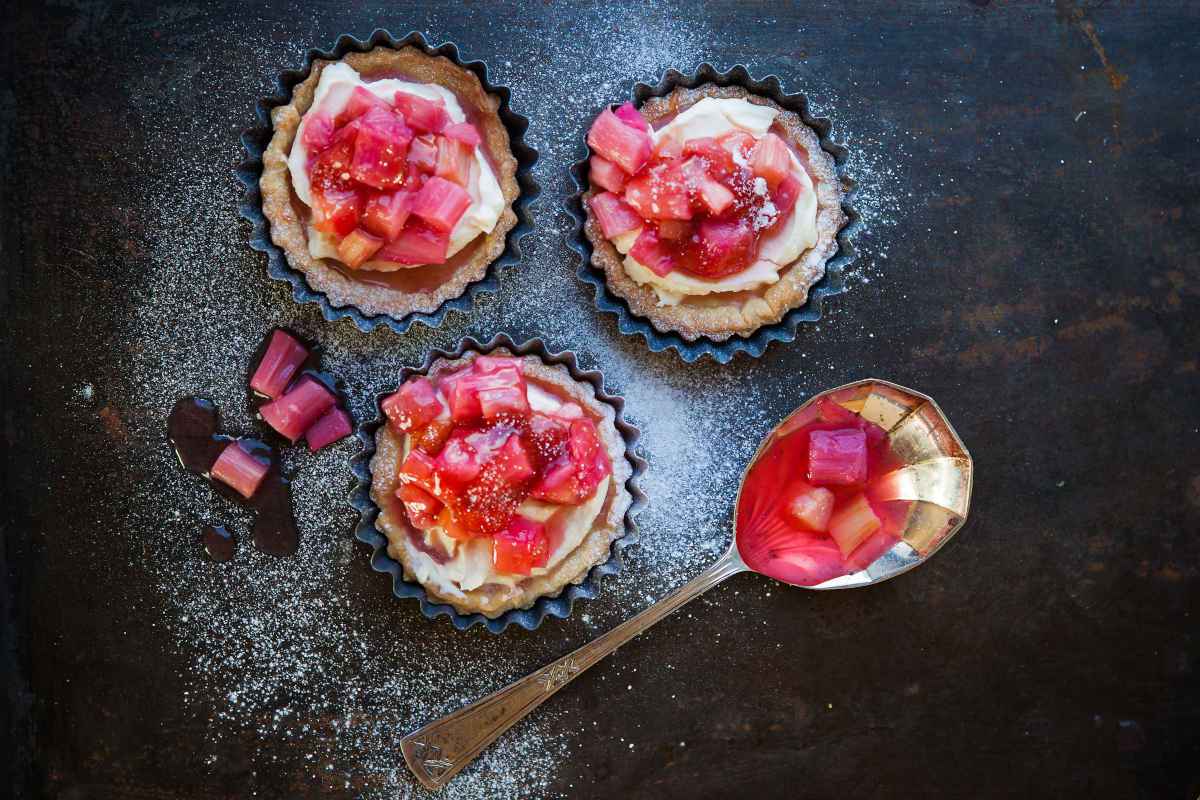 Dolcetti con crema di rabarbaro casalinga