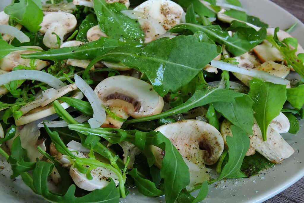 Insalata di funghi champignon