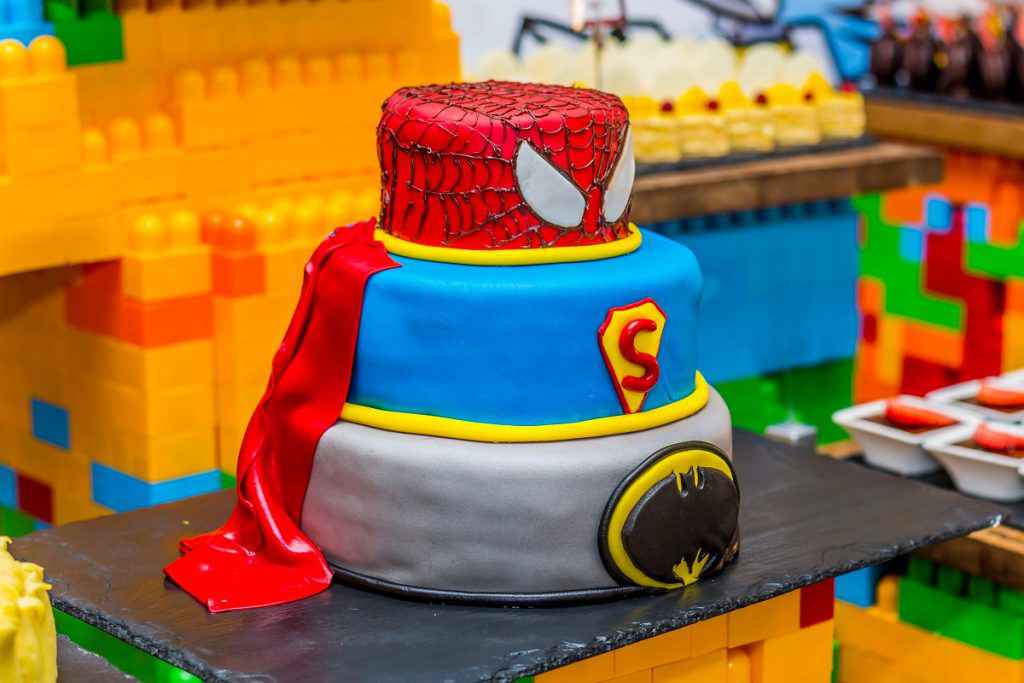 torta per bambini supereroi con pasta di zucchero