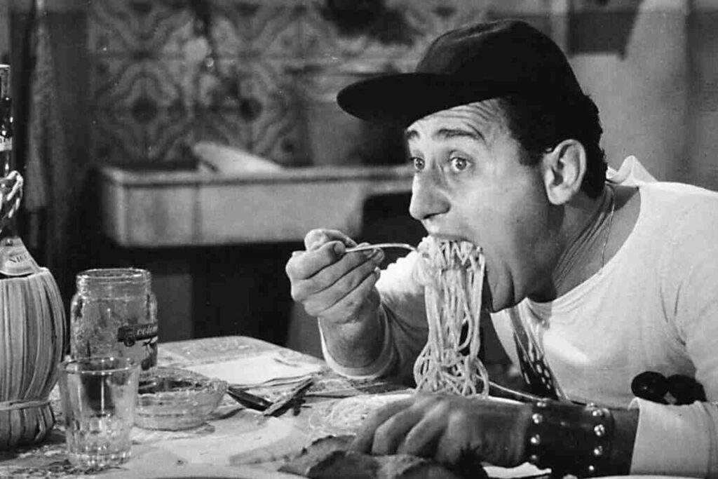 Alberto Sordi scena spaghetti Un americano a Roma (1954)