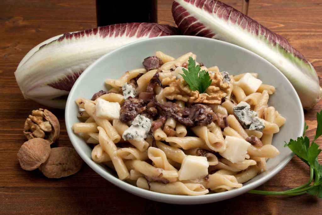 porzione di pasta con radicchio, gorgonzola e noci