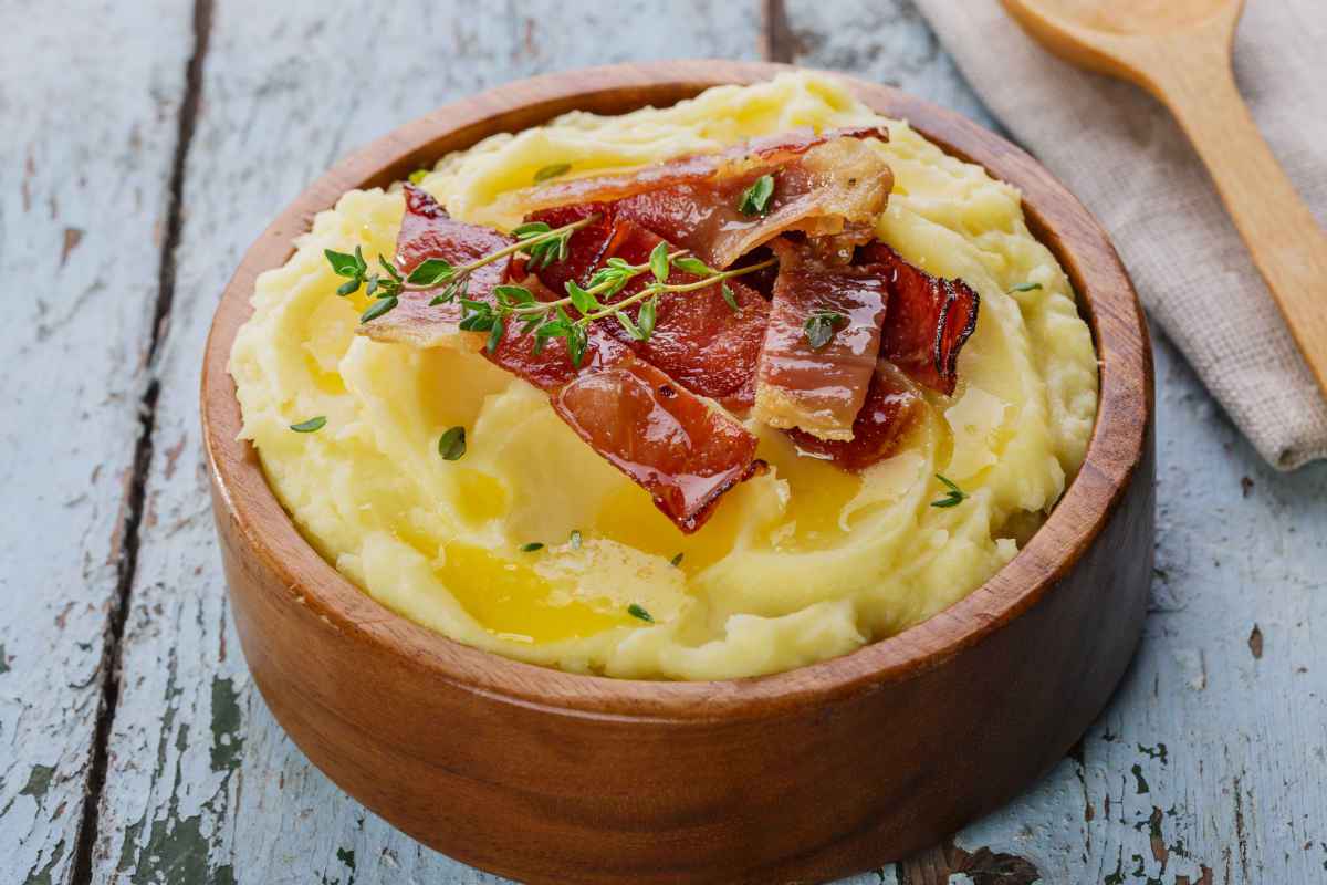 ciotola di legno con purè di patate e bacon