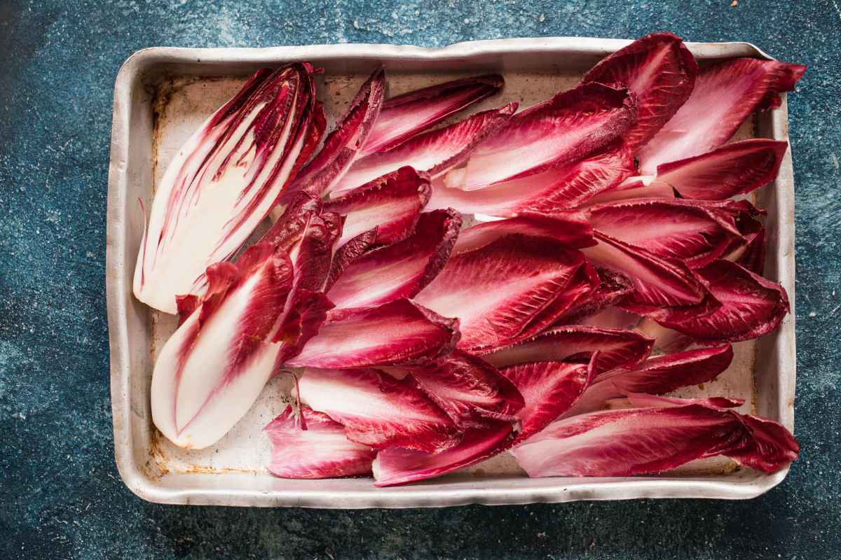 teglia con cespi di radicchio al forno