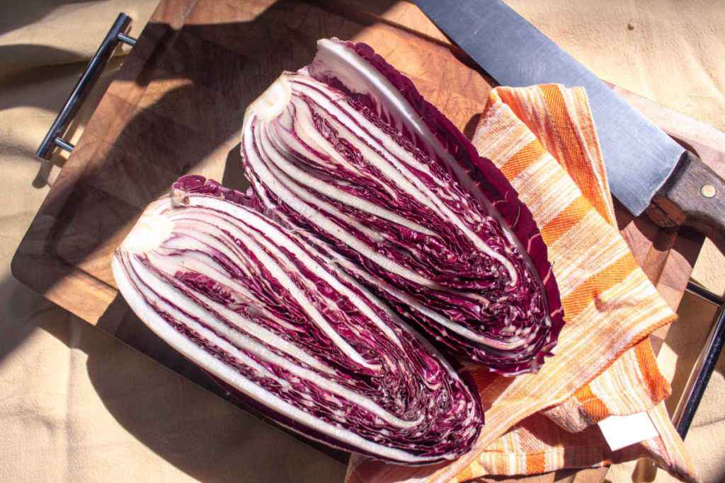 cespi di radicchio rosso tagliato a metà