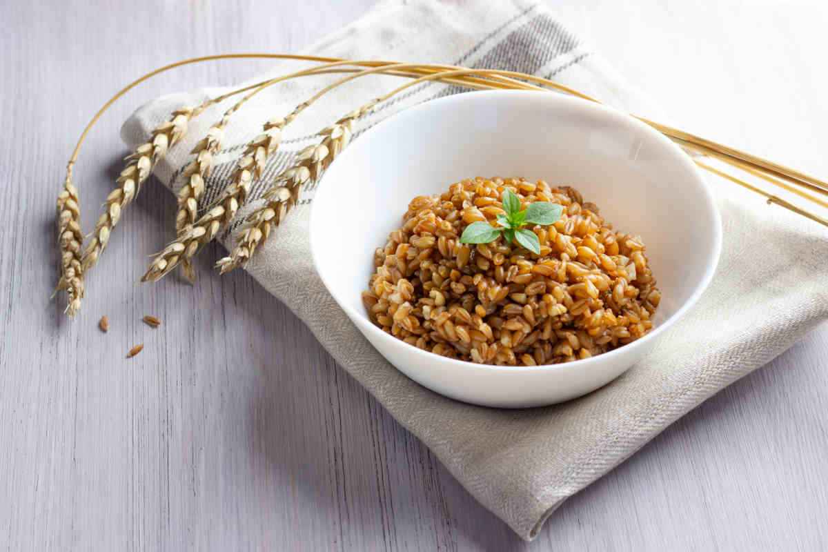 Farro con prosciutto cotto, panna e piselli