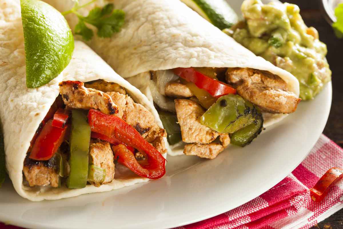 piatto con due fajitas di pollo e verdure