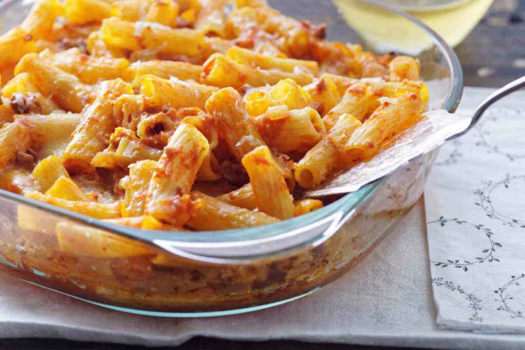 teglia di pasta pasticciata con sugo di carne