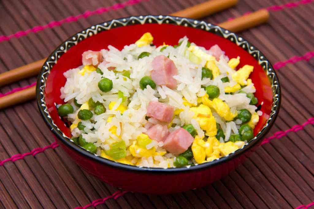 ciotola di riso cantonese con prosciutto, piselli e uova fritte