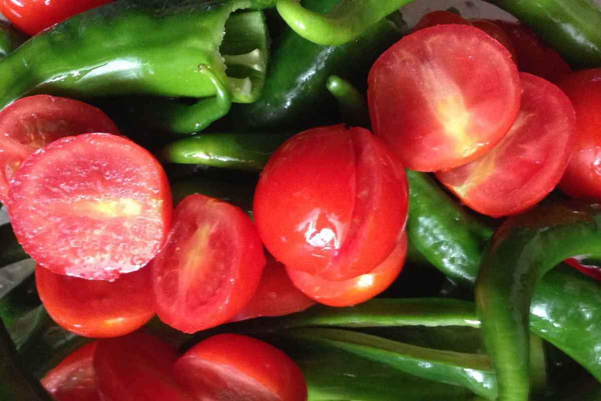 pomodori e friggitelli pronti per la salsa