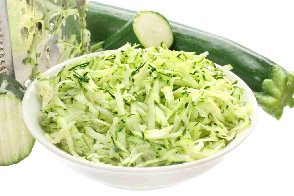 una ciotola con zucchine grattugiate