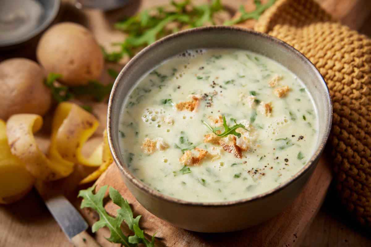 ciotola con zuppa fredda di rucola, pinoli e basilico