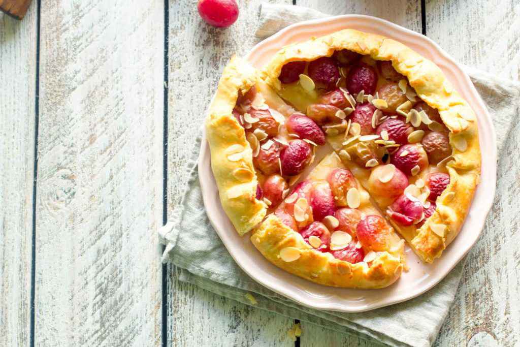 torta all'uva con crema alla vaniglia