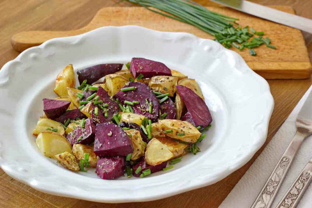 piatto con contorno di barbabietole e patate al forno