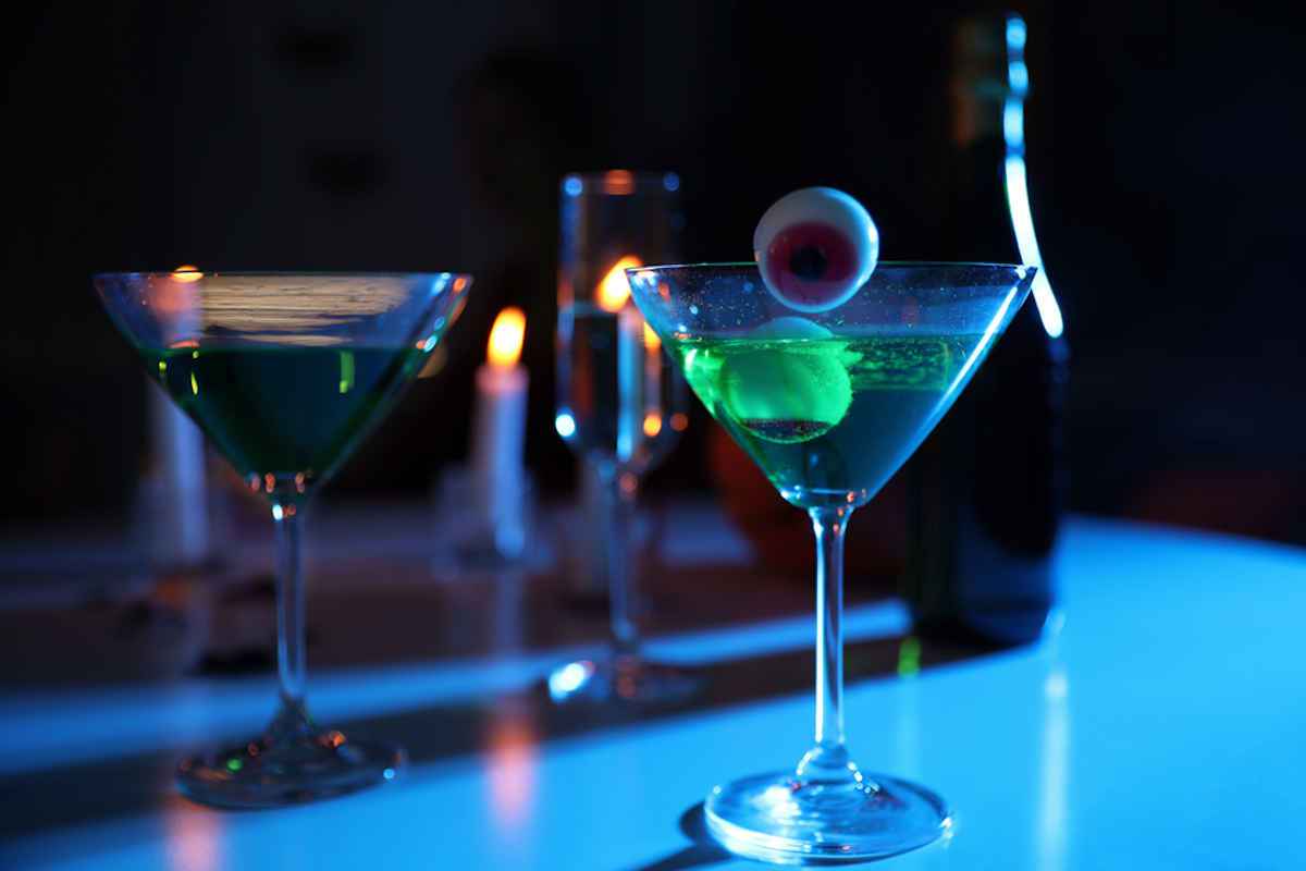 Cocktail Martini per Halloween con occhi spaventosi