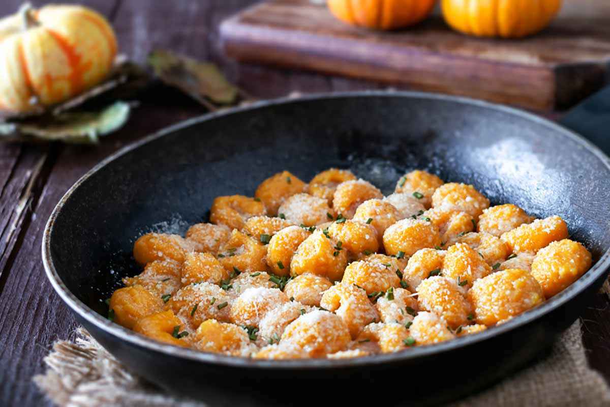 Piatto nero con gnocchi di zucca senza patate