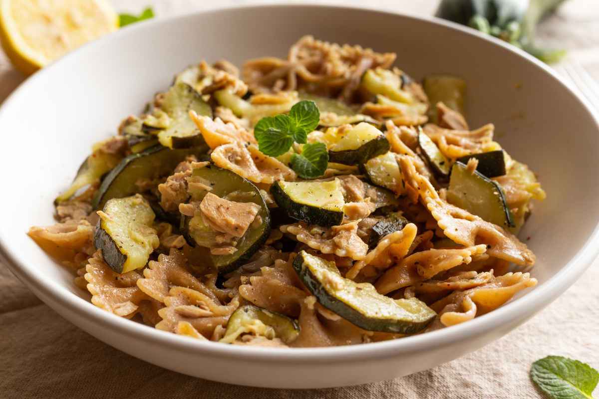 Pasta con zucchine e tonno