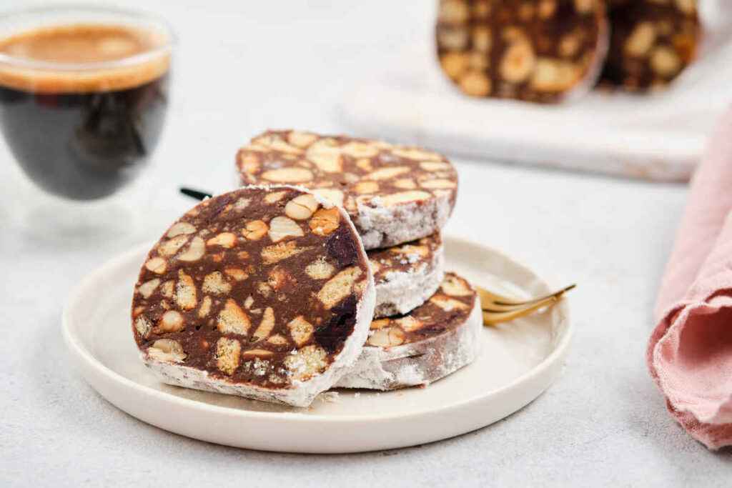 piatto con fette di salame al cioccolato con papaia e poco zucchero