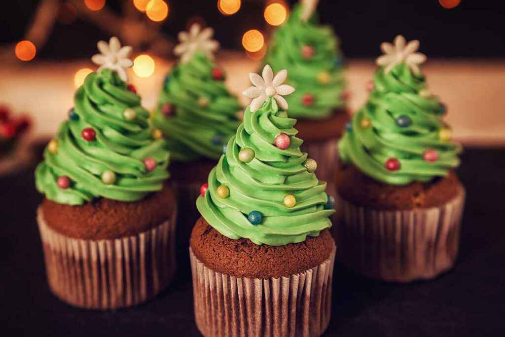 Cupcake al cioccolato a forma di albero di Natale