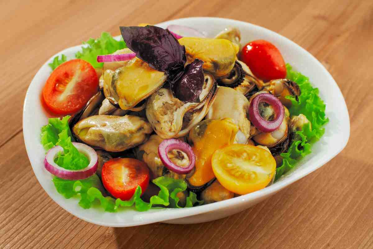 Insalata di cozze in un piatto