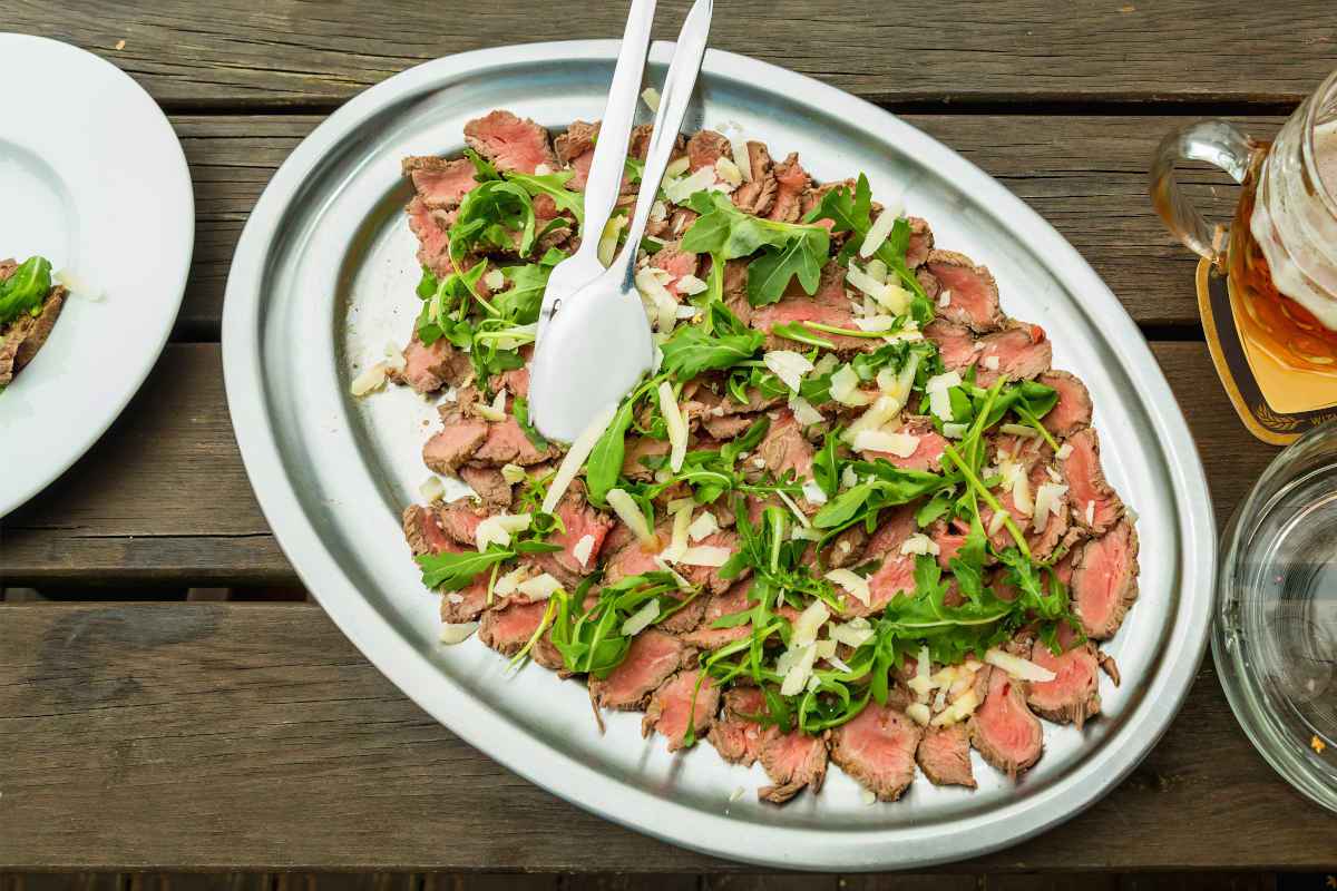 vassoio con fette di roast beef con rucola e grana