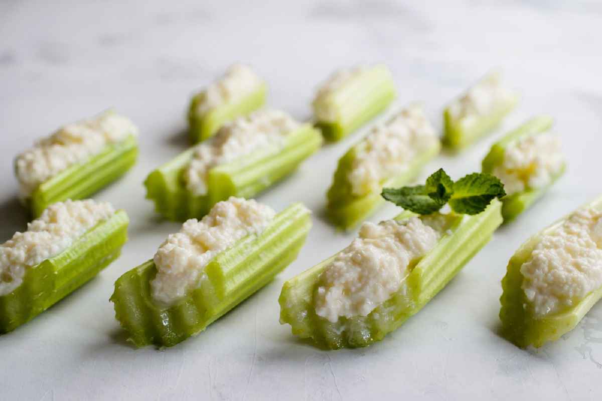 Crudité di sedano con crema di gorgonzola al cognac