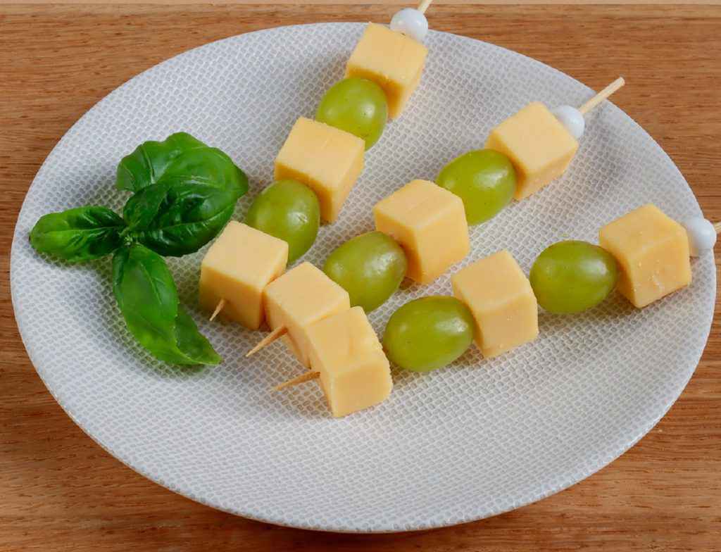 spiedini di uva e formaggio