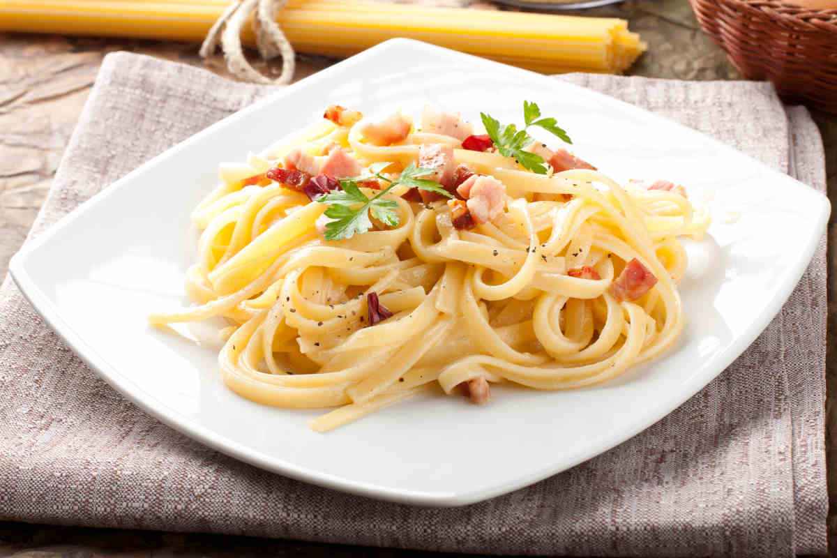 piatto quadrato piano con tagliatelle con gambuccio e limone alla romagnola