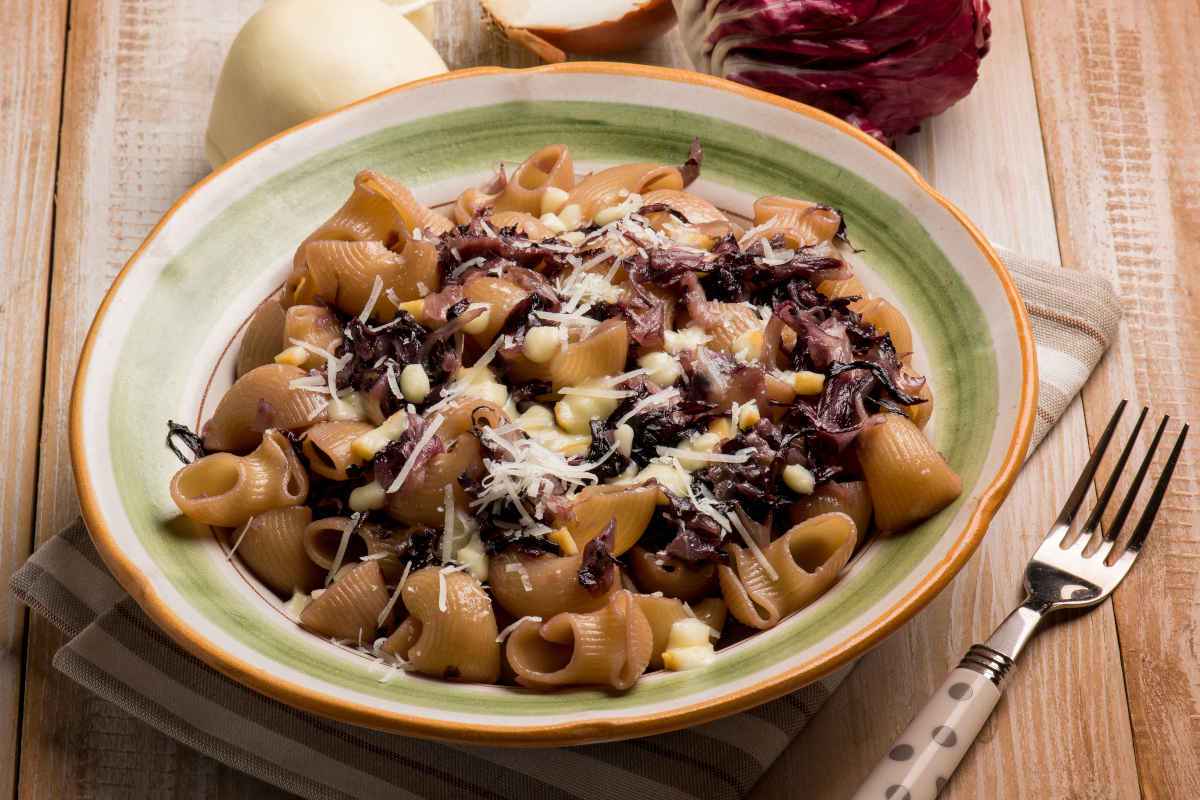 Pasta con radicchio e pancetta