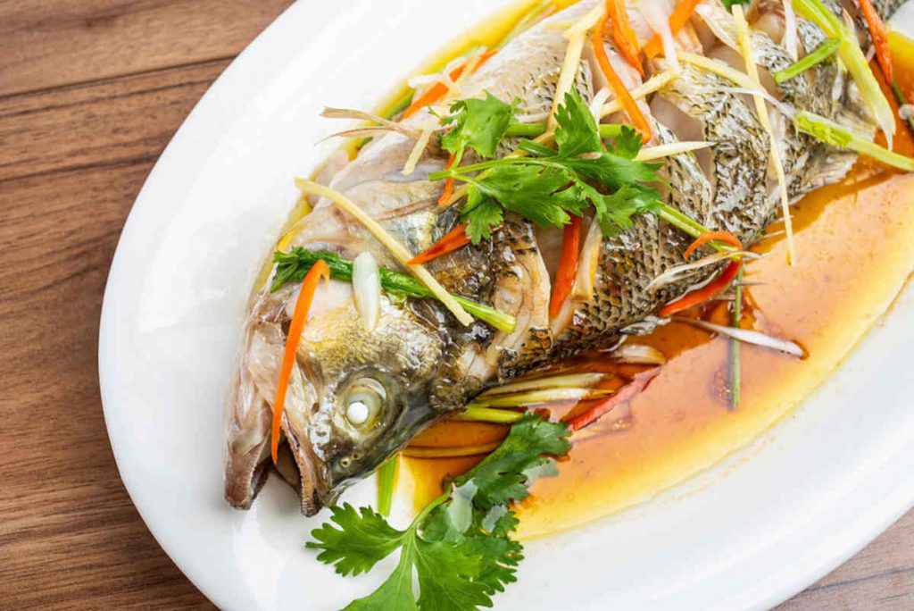 pesce al vapore con salsa di soia tipico della cucina cinese