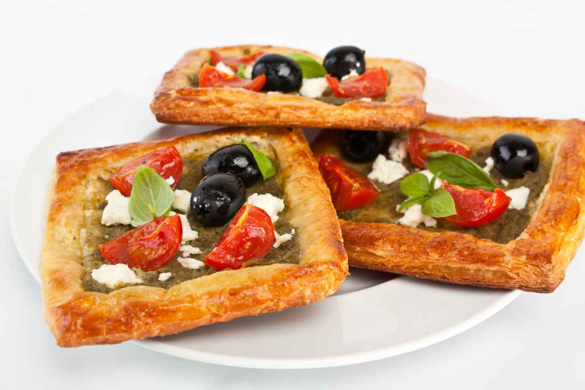 salatini di pasta sfoglia con pesto e pomodoro, feta e olive
