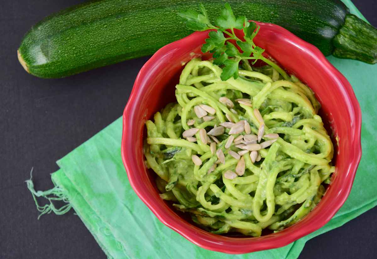 Pesto di zucchine: cremoso, fresco e facile da fare | Buttalapasta