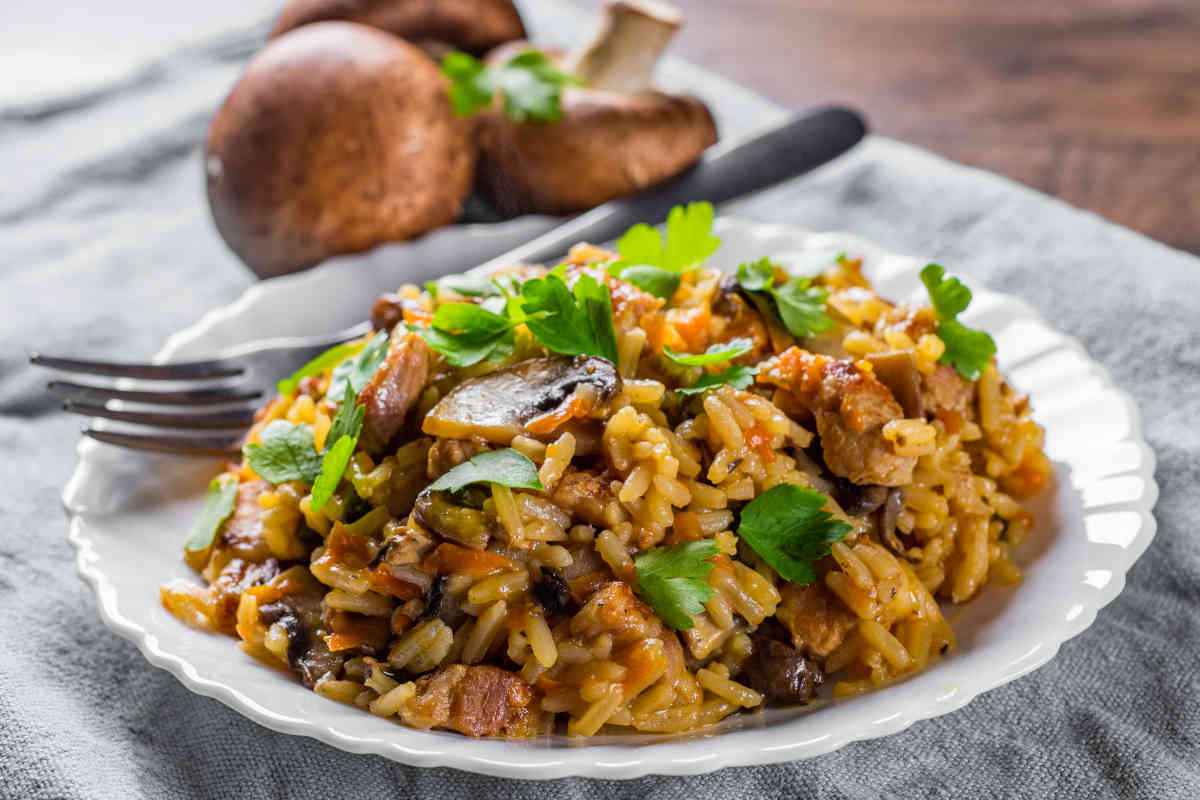 piatto con risotto al tacchino e funghi