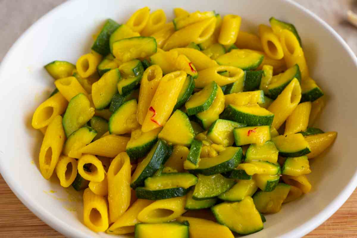 Pasta con zucchine e zafferano