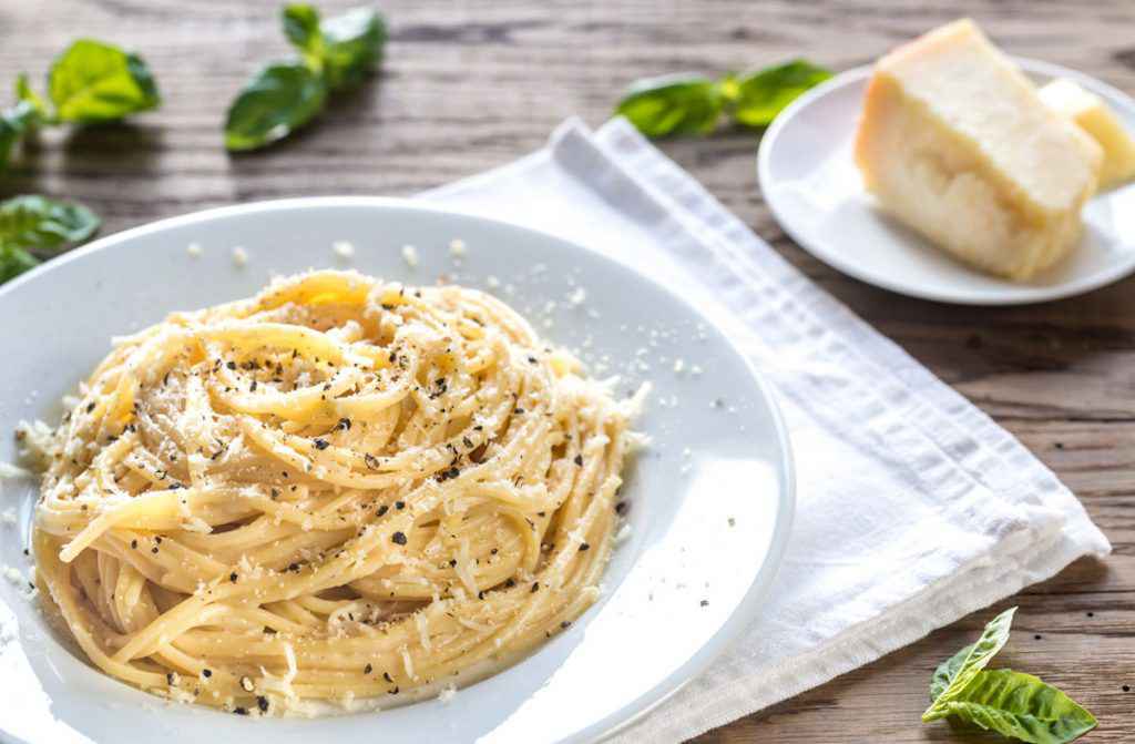 Piatto di spaghetti cacio e pepe