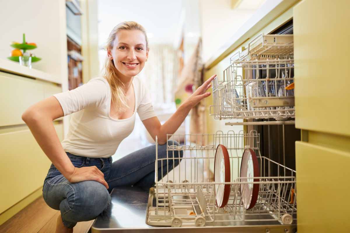 donna davanti a una lavastoviglie aperta