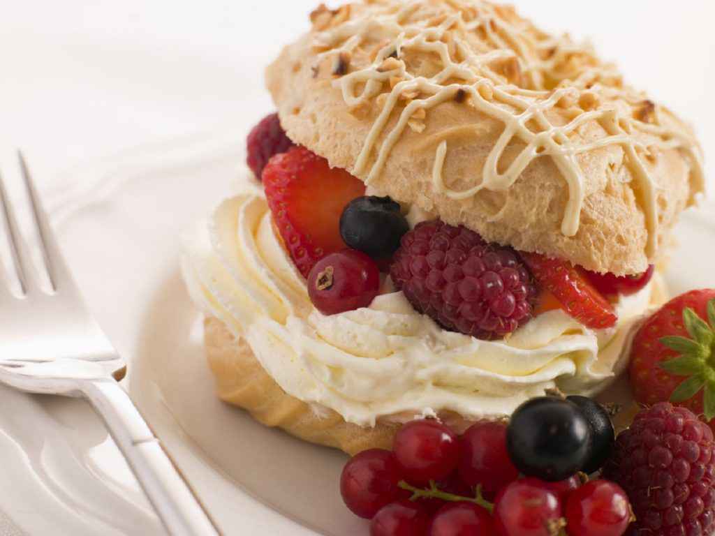 bignè con crema chantilly e frutta