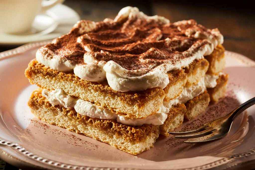 Piatto con porzione di tiramisù classico